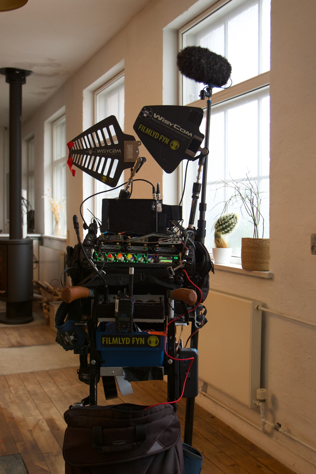 Lydvogn med Wisycom-antenner, recorder og boom-mikrofon