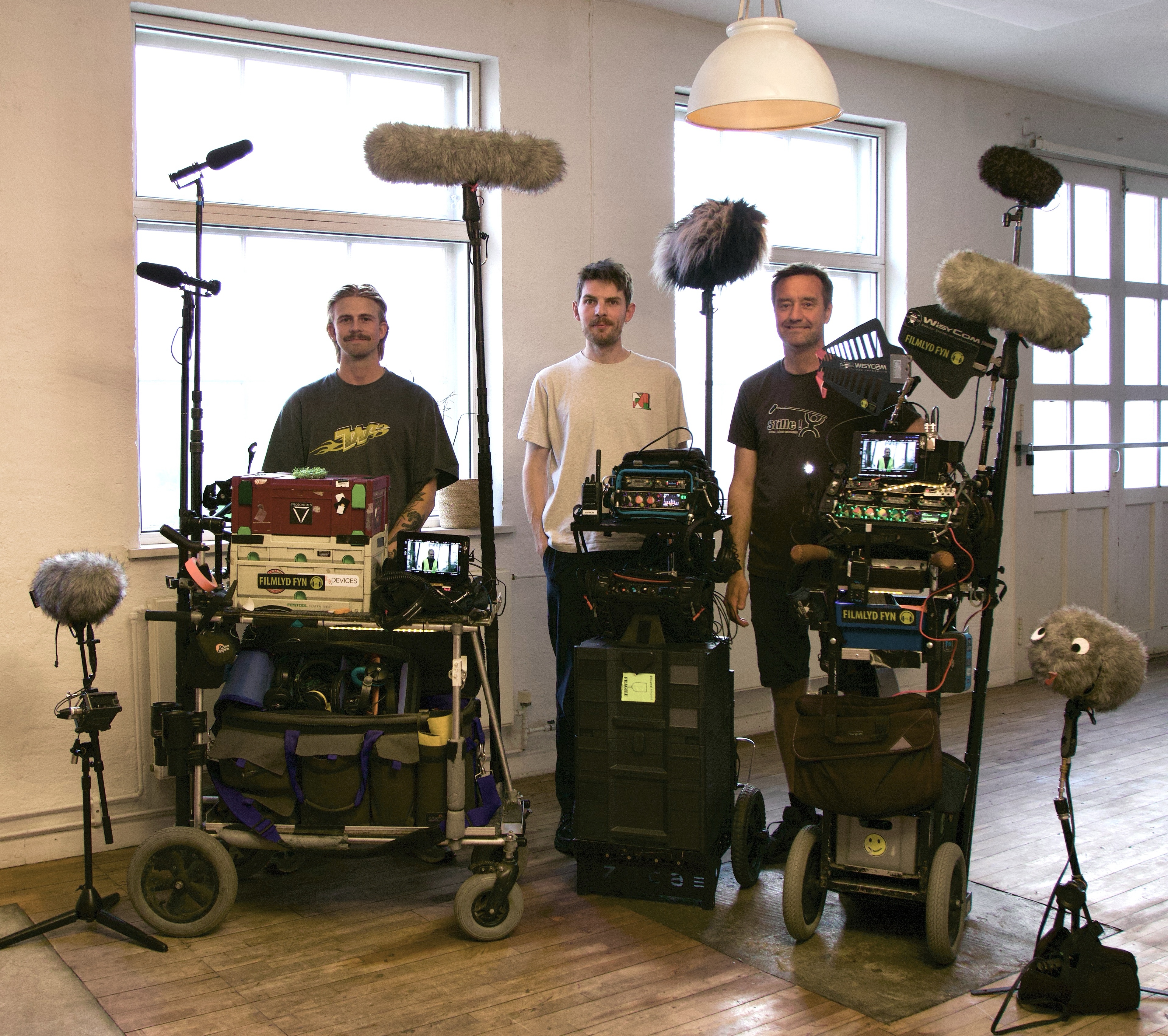 Martin, Anthon og Jonas fra FilmLyd Fyn med deres lydvogne og udstyr